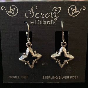 NWT Scroll brand star earrings